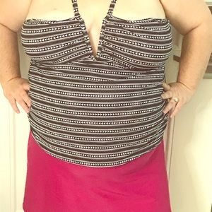2/$30 Beautiful swim top black & white 16/18 Time and true